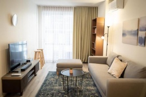 Convenient 2-Bed Apartment in Melbourne's Heart